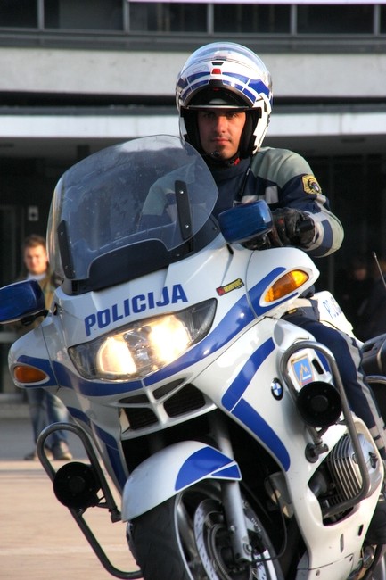 slika prikaza spretnosti policista motorista na poligonu na zunanji ploščadi