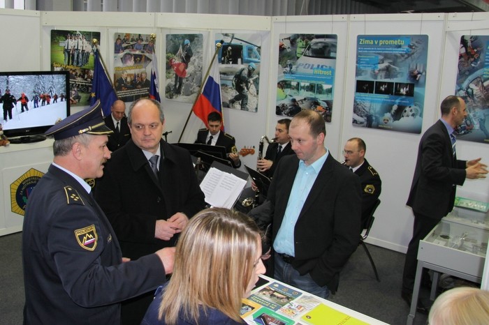 slika z razstavnega prostora policije na Informativi, 2013