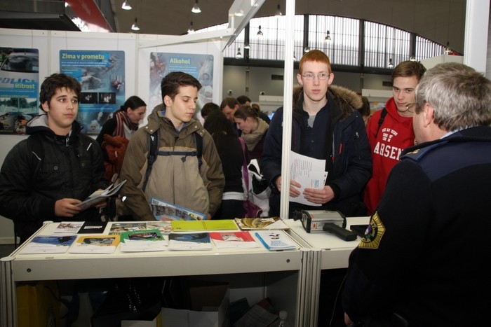 slika z razstavnega prostora policije na Informativi - zanimanje mladine, 2013