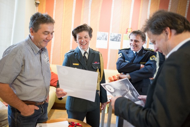 slika glasbenikov in predstavnikov kulturnih društev na novinarski konferenci, 2013