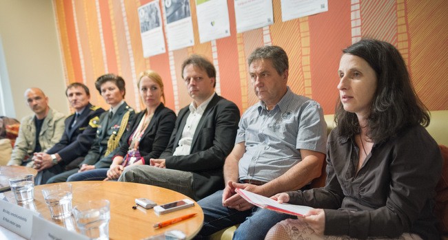 slika glasbenikov in predstavnikov kulturnih društev na novinarski konferenci, 2013