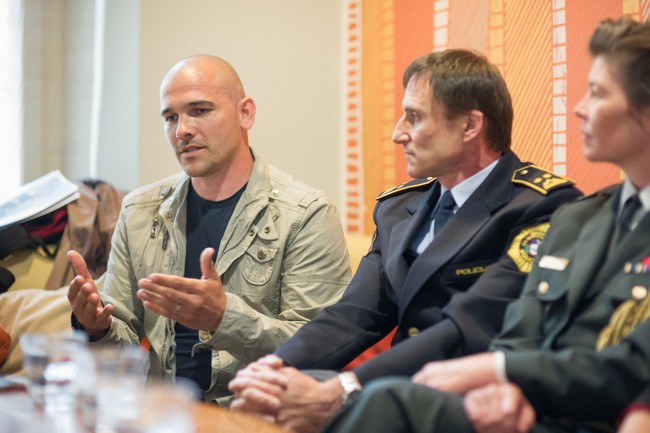 slika glasbenikov in predstavnikov kulturnih društev na novinarski konferenci, 2013