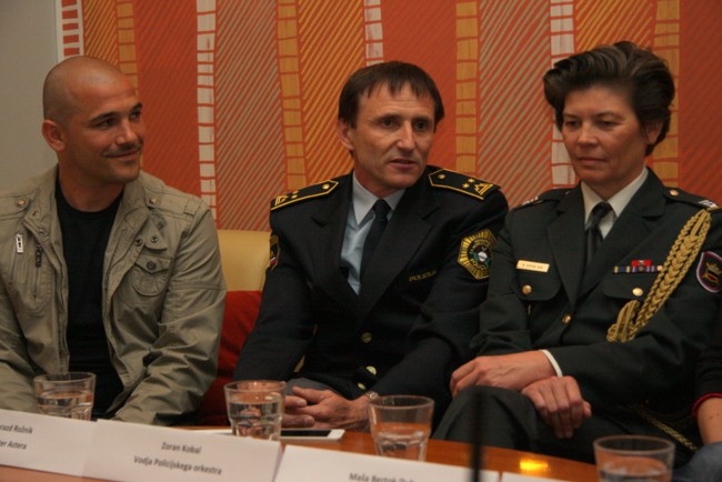 slika glasbenikov in predstavnikov kulturnih društev na novinarski konferenci, 2013