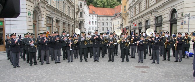 slika z nastopa Policijskega orkestra in Orkestra Slovenske vojske ob vseslovenskem dnevu ljubezni, Ljubljana, 2013