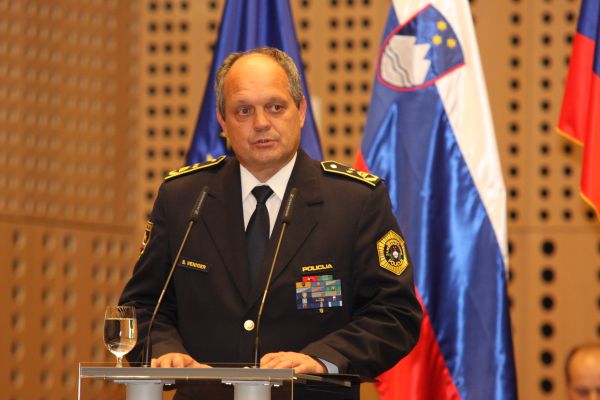slika generalnega direktorja policije med govorom na slovesnosti ob dnevu policije, Brdo, 2013