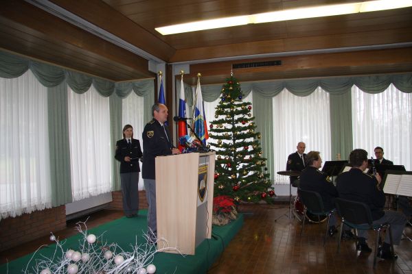 slika generalnega direktorja policije med govorom na prazničnem srečanju, Tacen, 2013