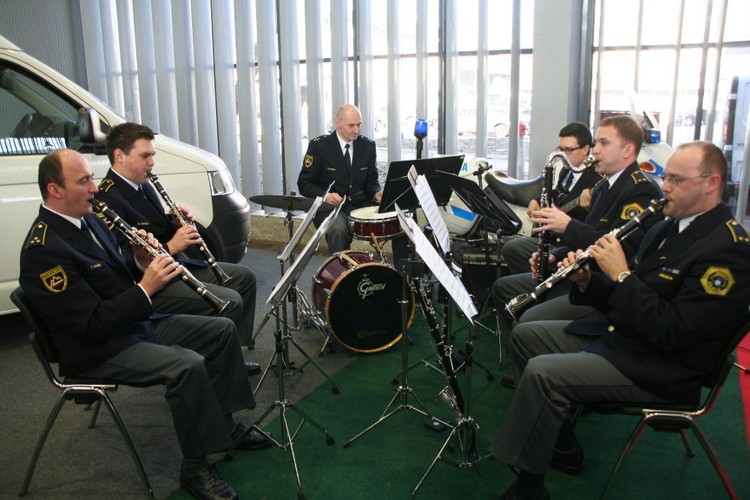 slika z nastopa seksteta Policijskega orkestra na Informativi, 2014