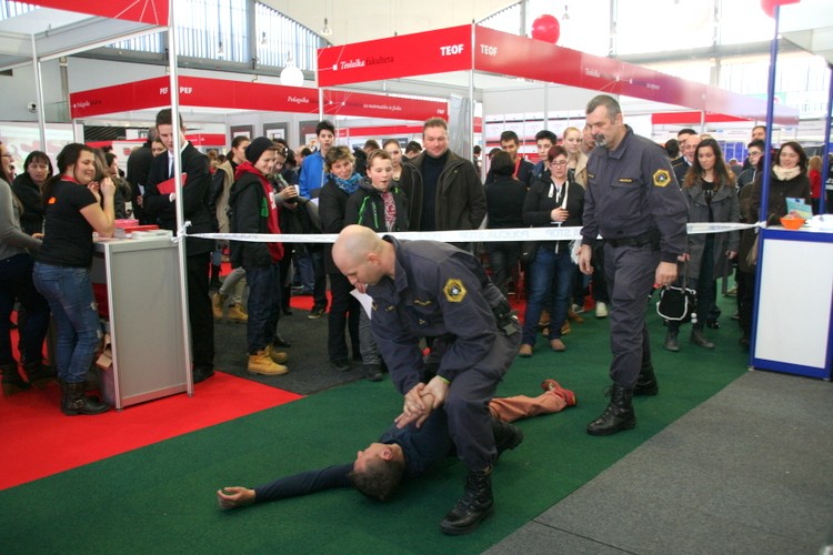 slika predstavitve izvajanja policijskih pooblastil na Informativi, 2014