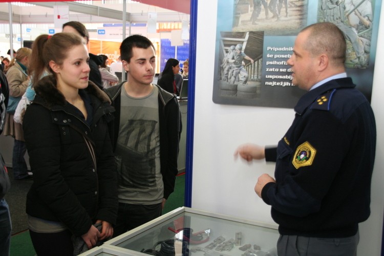 slika z razstavnega prostora policije na Informativi - zanimanje mladih, 2014
