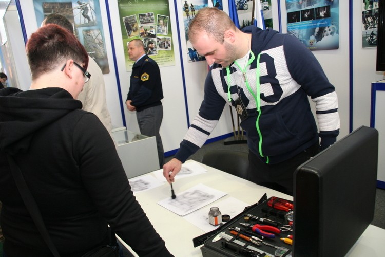 slika z razstavnega prostora policije na Informativi - predstavitev forenzične tehnike, 2014