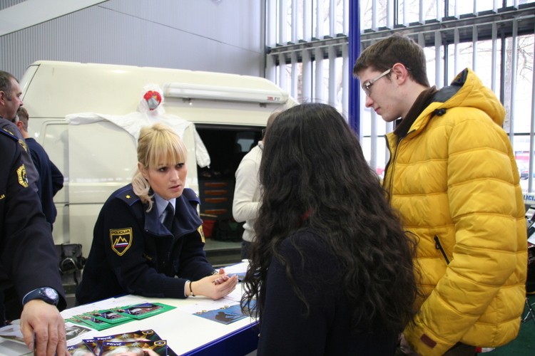 slika predstavitve policijskega poklica in zaposlovanje v policiji, 2014