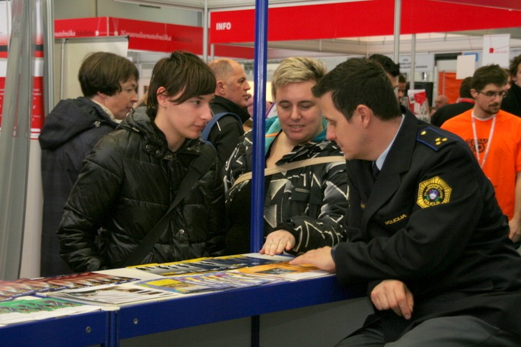 slika z razstavnega prostora policije na Informativi - zanimanje mladih, 2014