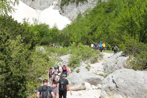 slika pohodnikov - udeležencev žalne slovesnosti na Okrešlju