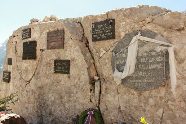 slika spominskega obeležja v spomin na smrtno ponesrečene gorske reševalce