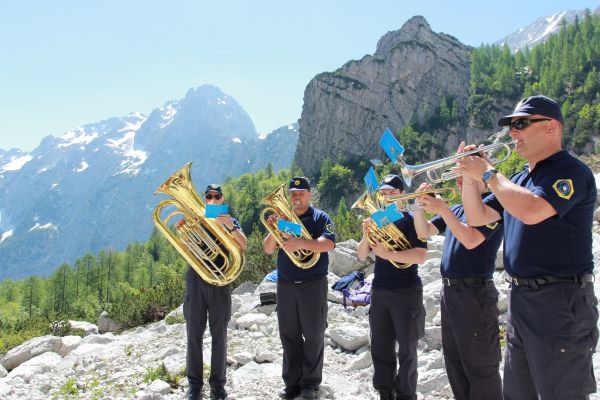 slika z nastopa kvarteta trobil Policijskega orkestra