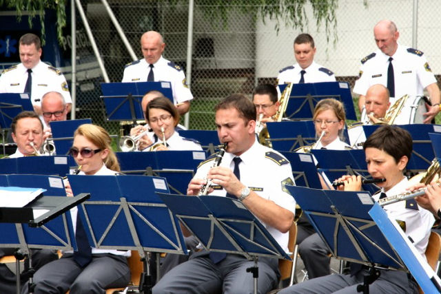 slika z nastopa Policijskega orkestra na slovesnosti ob dnevu policije