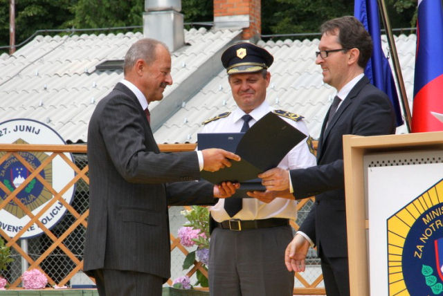 slika s podelitve priznanj na slovesnosti ob dnevu policije