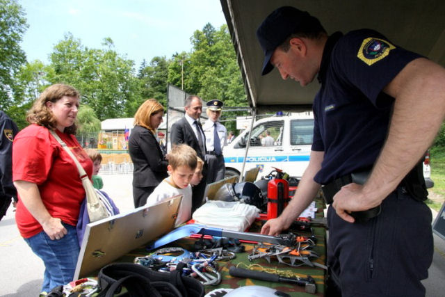 slika s predstavitve policijskega dela udeležencem dneva odprtih vrat