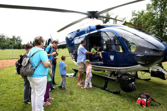 slika z ogleda policijskega helikopterja ob dnevu odprtih vrat