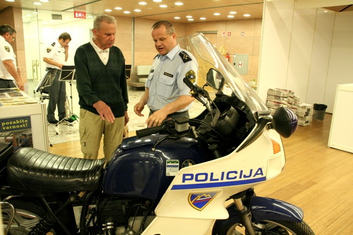 slika razstavljenega policijskega motornega kolesa