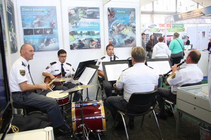 slika z nastopa seksteta Policijskega orkestra na razstavnem prostoru policije