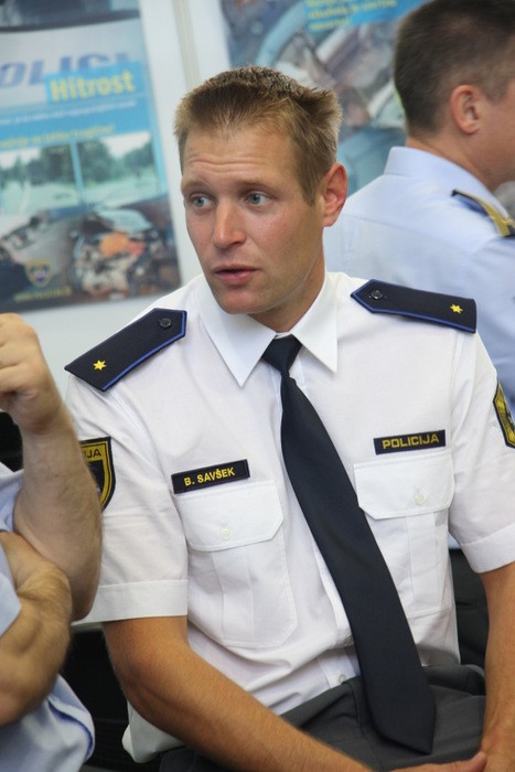 slika z razstavnega prostora policije na Študentski areni z vrhunskim športnikom