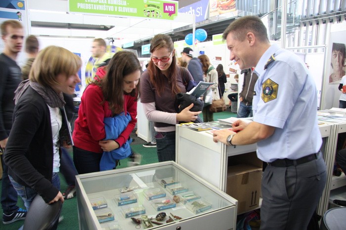 slika z razstavnega prostora policije na Študentski areni - predstavitev policijskega dela