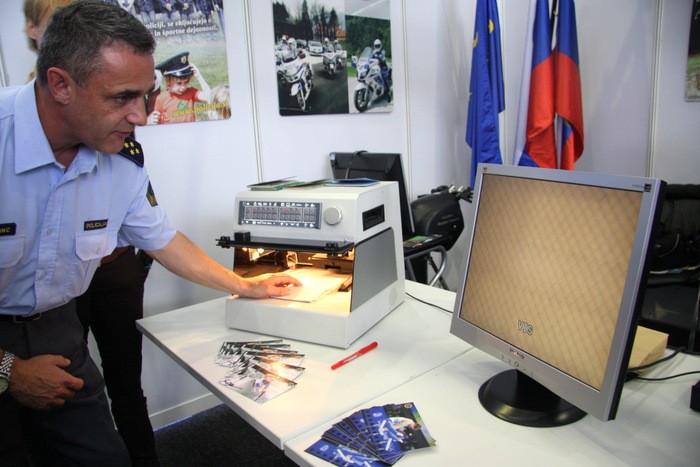 slika z razstavnega prostora policije na Študentski areni - predstavitev policijskega dela