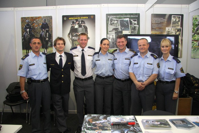 slika predstavnikov policije na Študentski areni