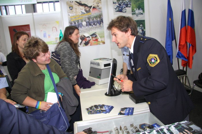 slika z razstavnega prostora policije na Študentski areni z vrhunskim športnikom