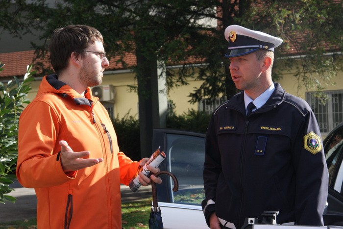 slika s predstavitve policijskega dela obiskovalcu Študentske arene