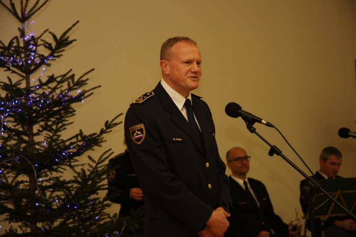 slika generalnega direktorja policije med govorom na podelitvi priznanj