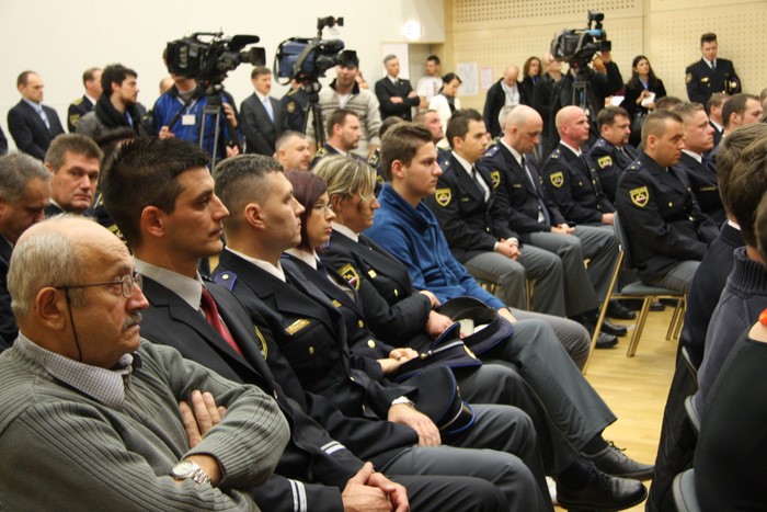 slika udeležencev na slovesnosti ob podelitvi priznanj