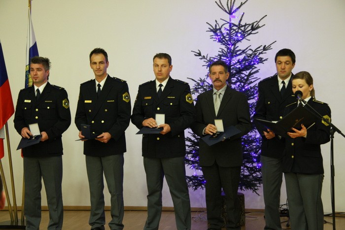 slika s podelitve medalj za požrtvovalnost