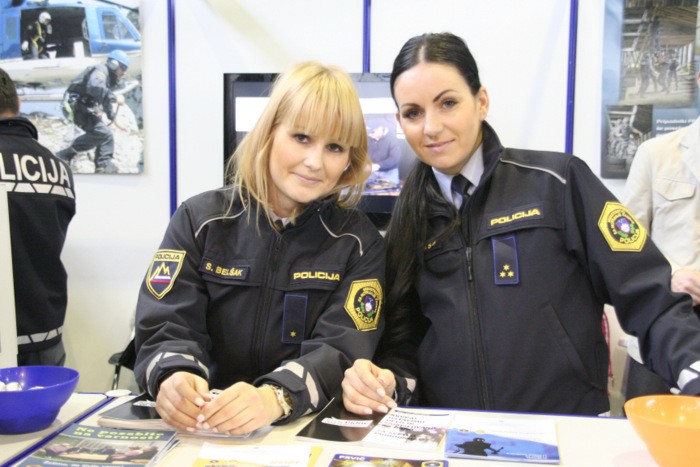 slika z razstavnega prostora policije z dvema policistkama