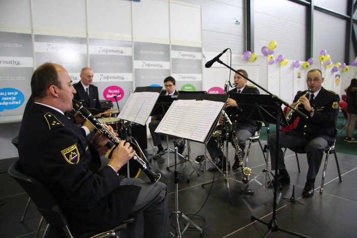 slika z nastopa seksteta Policijskega orkestra na razstavnem prostoru policije