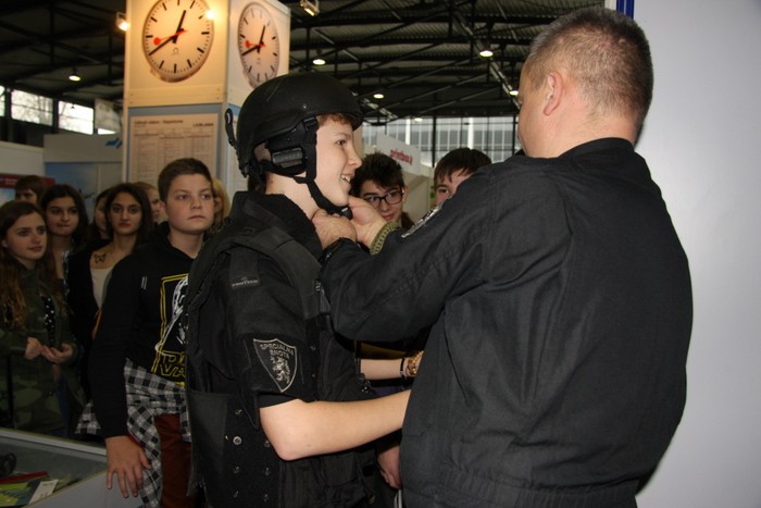 slika s predstavitve policijskega dela in opreme