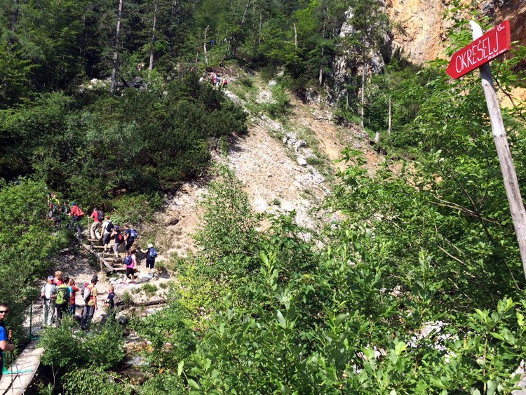 slika pohodnikov - udeležencev žalne slovesnosti na Okrešlju
