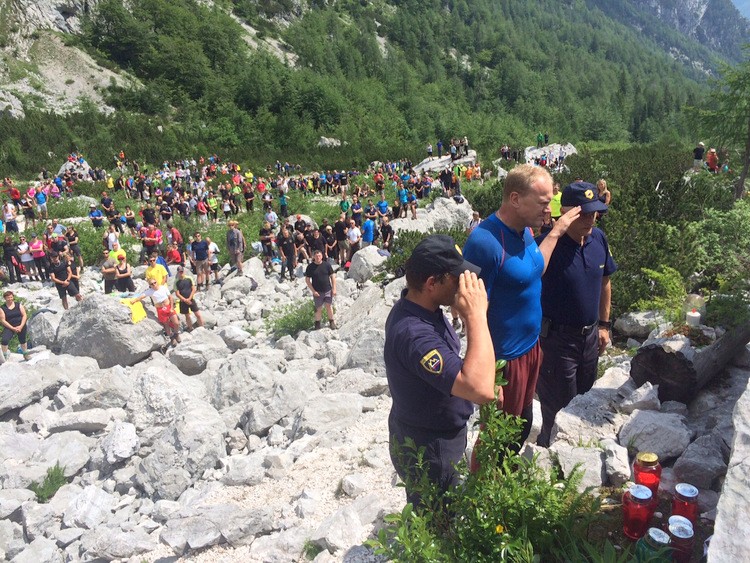 slika udeležencev žalne slovesnosti na Okrešlju