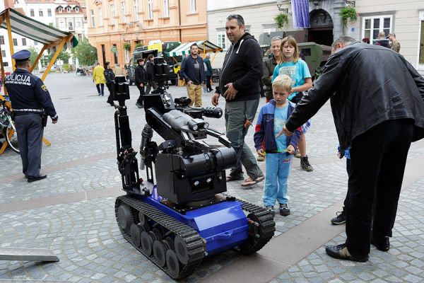 slika predstavitve robota za varno uničevanje eksplozivnih teles