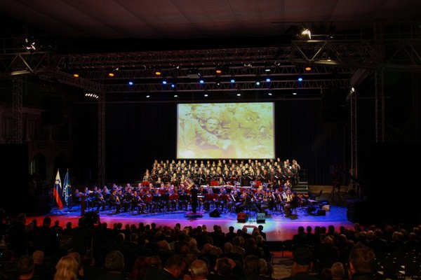 slika z nastopa Policijskega orkestra na slovesnosti