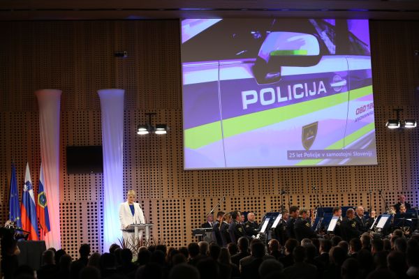 slika z nastopa Policijskega orkestra na slovesnosti