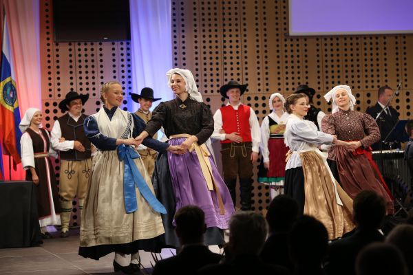 slika z nastopa folklorne skupine Tine Rožanc na slovesnosti
