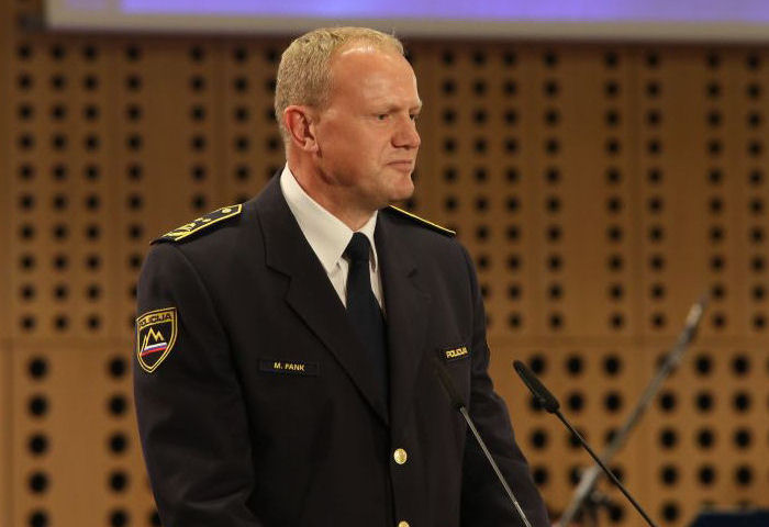 slika generalnega direktorja policije med govorom na slovesnosti