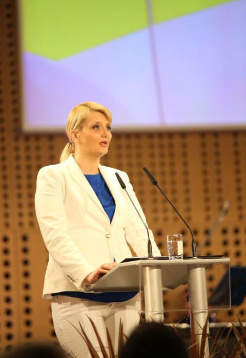 slika ministrice za notranje zadeve  med govorom na slovesnosti