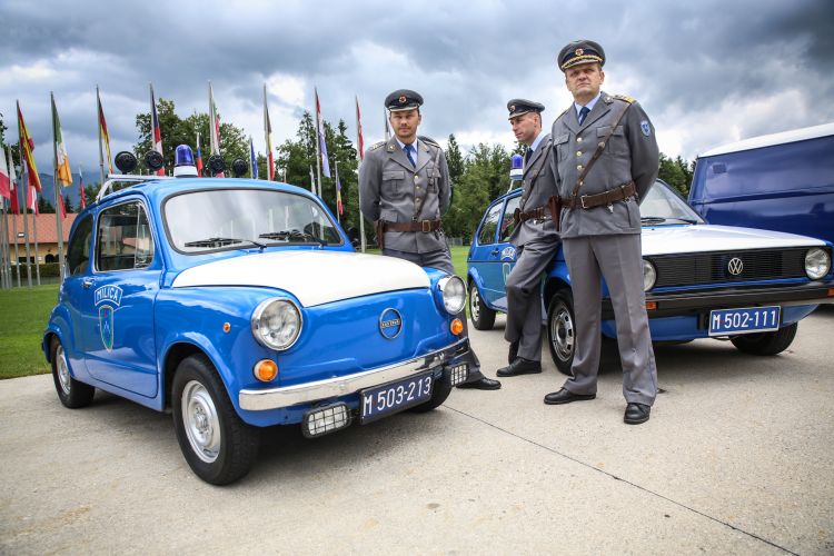 slika policijskih vozil  in uniform iz zgoodovine policije