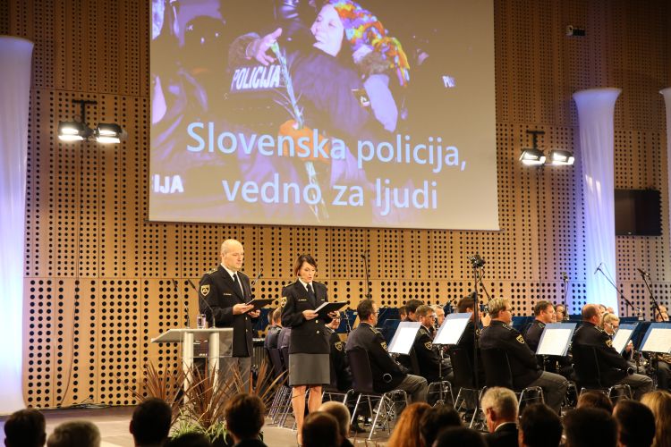 slika s slovesnosti  ob dnevu policije in 25-letnice policije v samostojni Sloveniji
