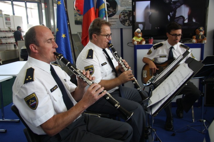 slika z nastopa pihal Policijskega orkestra na Otroškem bazarju