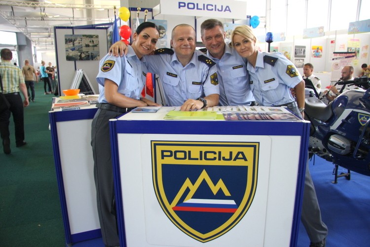 slika predstavnikov policije na razstavnem prostoru policije na Otroškem bazarju