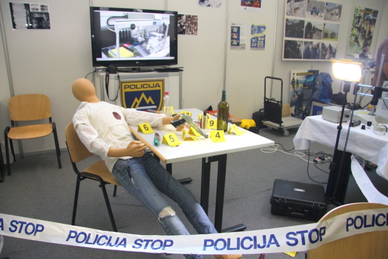slika prikaza dela policijskih forenzikov iz Nacionalnega forenzičnega laboratorija